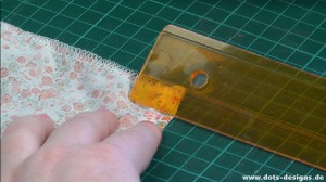 Kante unten um 1cm umklappen.