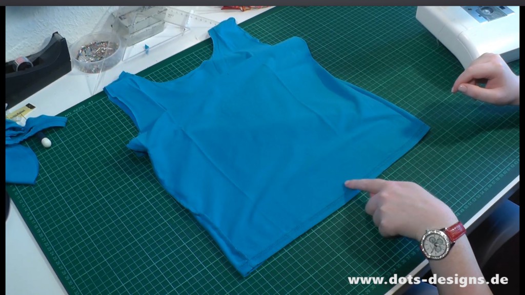 Unten das T-Shirt zu nähen.