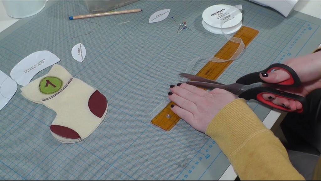 Satinband auf 10cm abschneiden