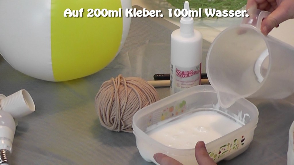 Kleber mit Wasser vermischen