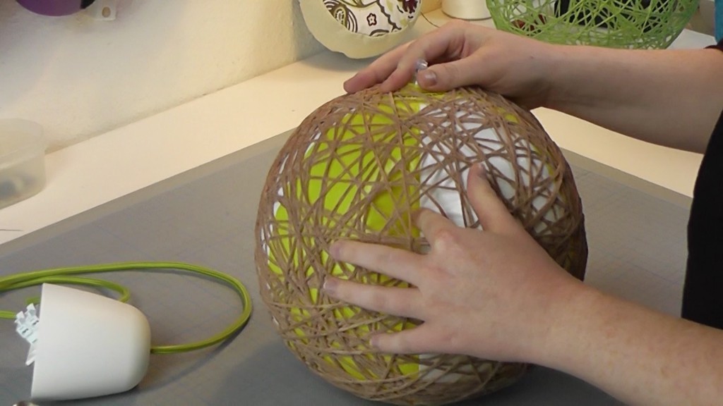 Luft aus Ball drücken